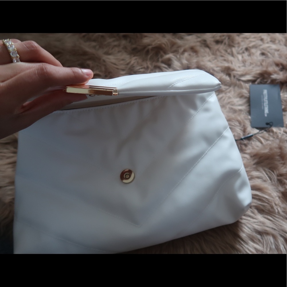 White purse with gold chain - Picture 2 of 5